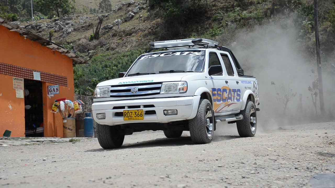 Curso todo terreno, derrape controlado camioneta pickup 4x4